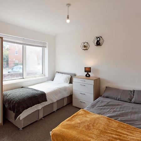 Spacious Home Close To City Centre Location Leeds  Eksteriør billede