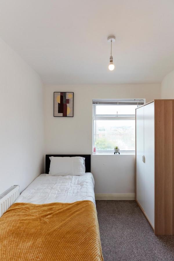 Spacious Home Close To City Centre Location Leeds  Eksteriør billede